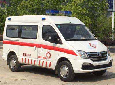 程力威牌CLW5047XJHS5型救護(hù)車