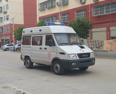 程力威牌CLW5040XJHNJ5型救護(hù)車(chē)